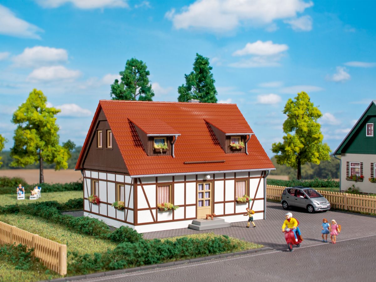 Auhagen H0 (1:87) 11453 - Einfamilienhaus | Modellbahn | Modelleisenbahn