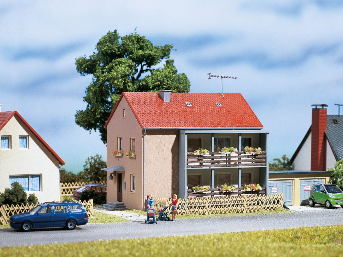Auhagen 12236 - Mehrfamilienhaus | Modellbahn | Modelleisenbahn