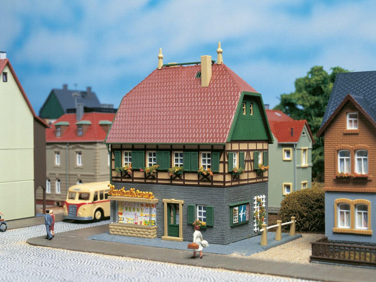 Auhagen 12347 - Wohnhaus mit Laden | Modellbahn | Modelleisenbahn