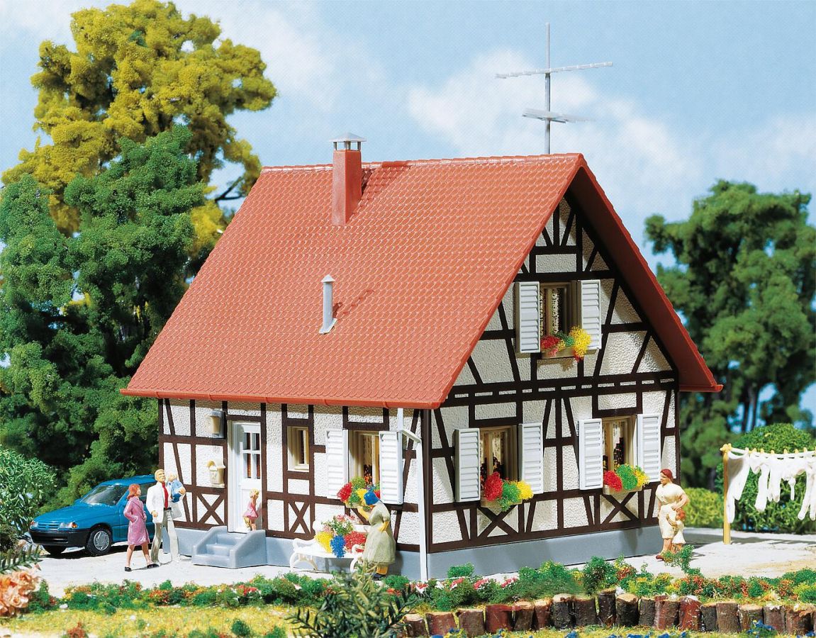Faller H0 (1:87) 130222 - Einfamilienhaus mit Fachwerk | Modellbahn | Modelleisenbahn