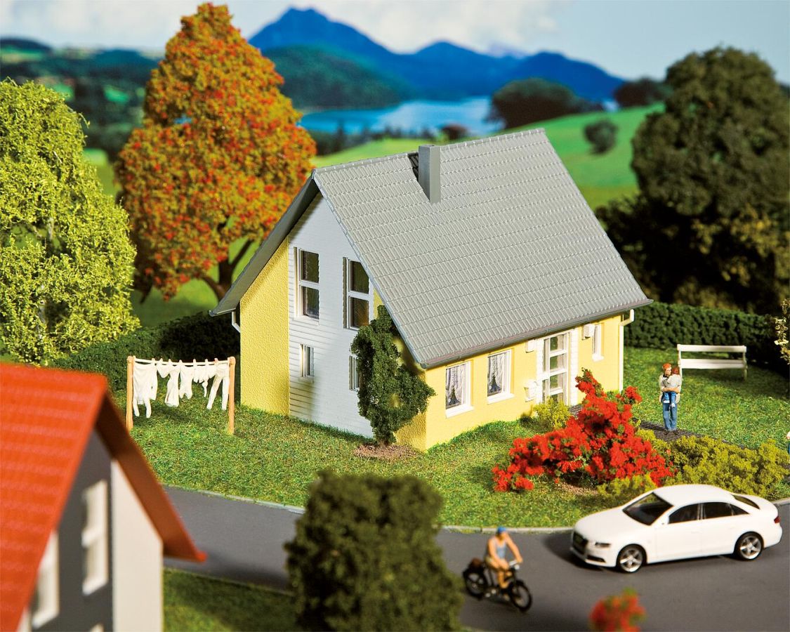 Faller H0 (1:87) 130317 - Einfamilienhaus, gelb | Modellbahn | Modelleisenbahn