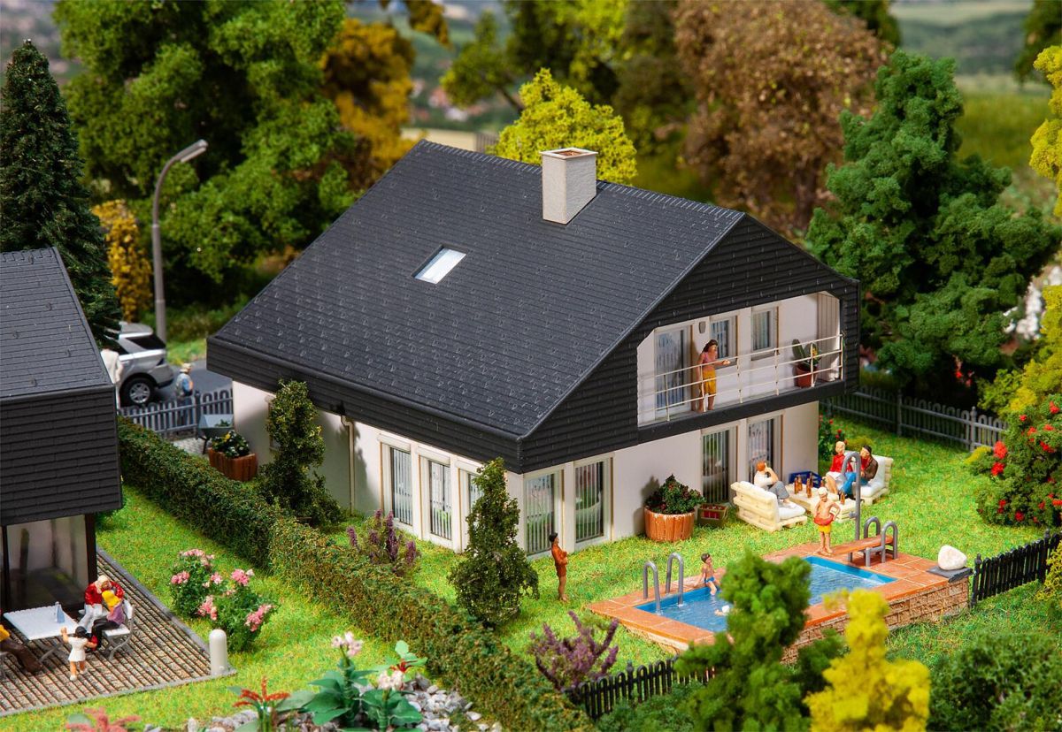 Faller H0 (1:87) 130642 - Wohnhaus mit Plattendach | Modellbahn | Modelleisenbahn