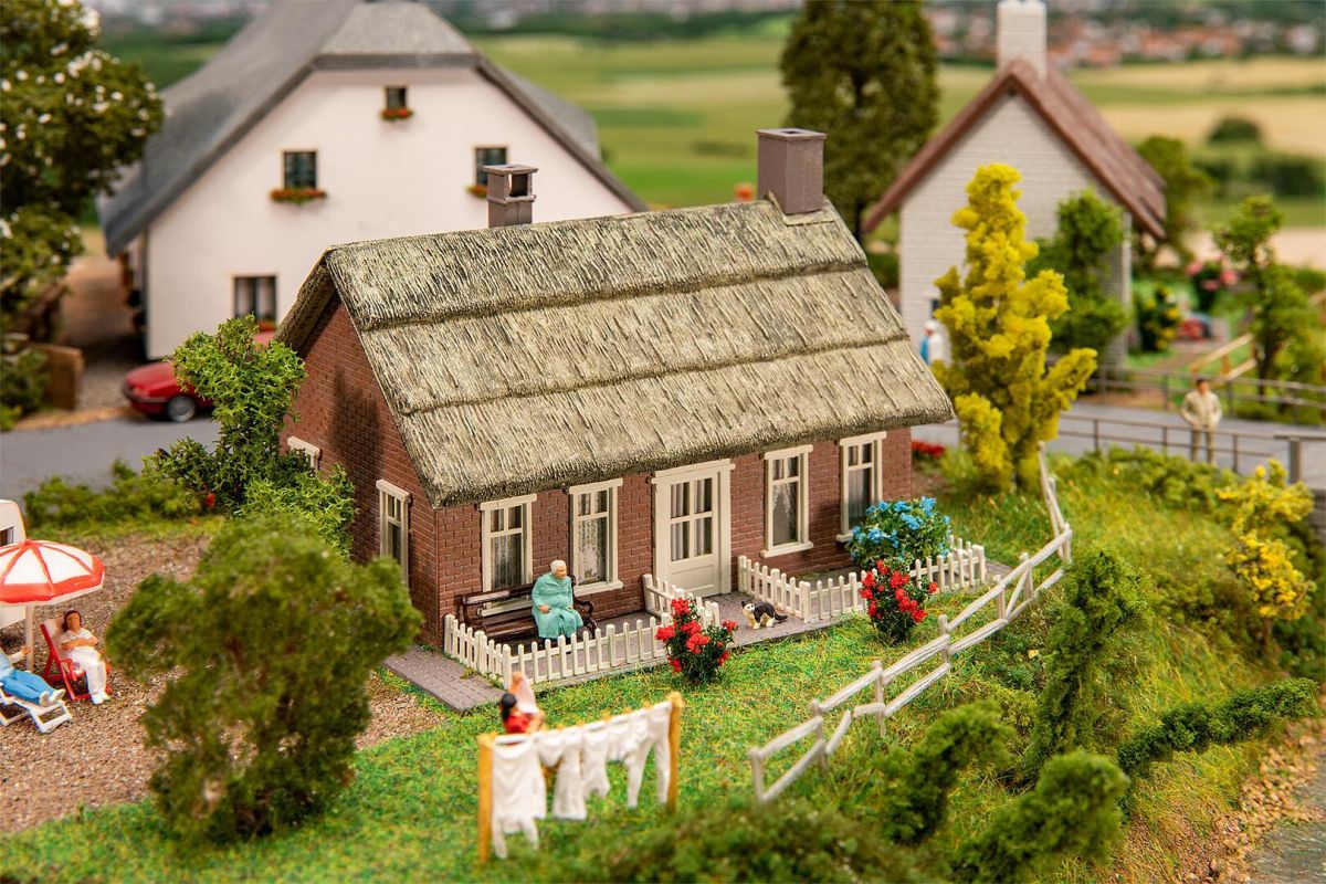 Faller H0 (1:87) 131318 - Norddeutsches Reetdachhaus | Modellbahn | Modelleisenbahn