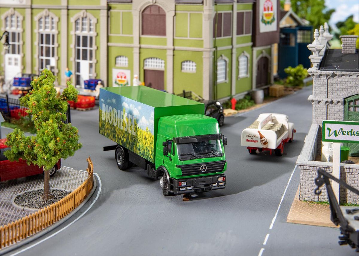 Faller H0 (1:87) 161436 - LKW MB SK Biodiesel (HERPA) | Modellbahn | Modelleisenbahn