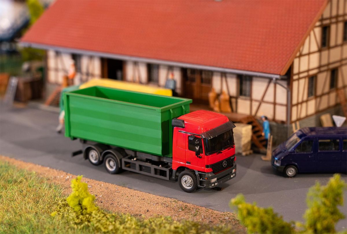 Faller H0 (1:87) 161493 - LKW MB Actros LH96 Abrollcontainer (HERPA) | Modellbahn | Modelleisenbahn