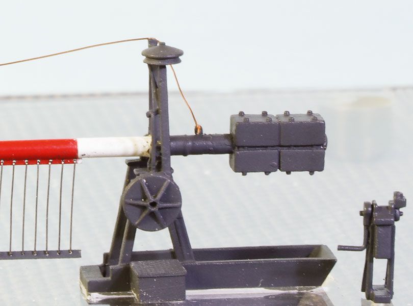 Weinert 33621 - Schranken mit offener Seilscheibe, Läutewerk und Behang, 4,5-m-Vorbild (H0) | Modellbahn | Modelleisenbahn