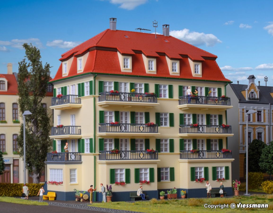 Kibri H0 (1:87) 38354 - Spur H0 Mehrfamilienhaus mit Balkon Modellbahn