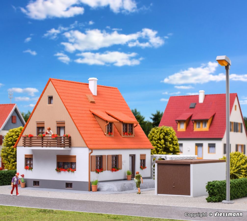 Kibri H0 (1:87) 38748 - Spur H0 Einfamilienhaus mit Terrasse,Garage und Pergola | Modellbahn | Modelleisenbahn