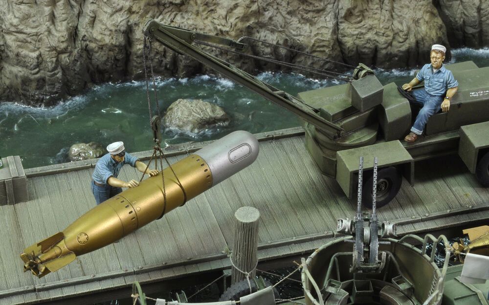 Royal Model RM538 - U.S. sailors loading torpedo-WWII | Modellbau