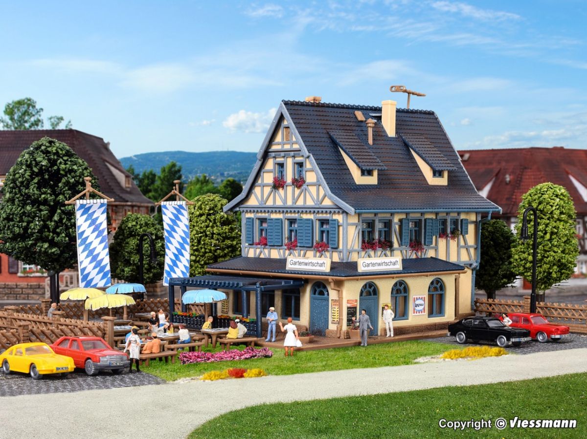 Vollmer N 47698 - Gasthof mit Biergarten | Modellbahn | Modelleisenbahn
