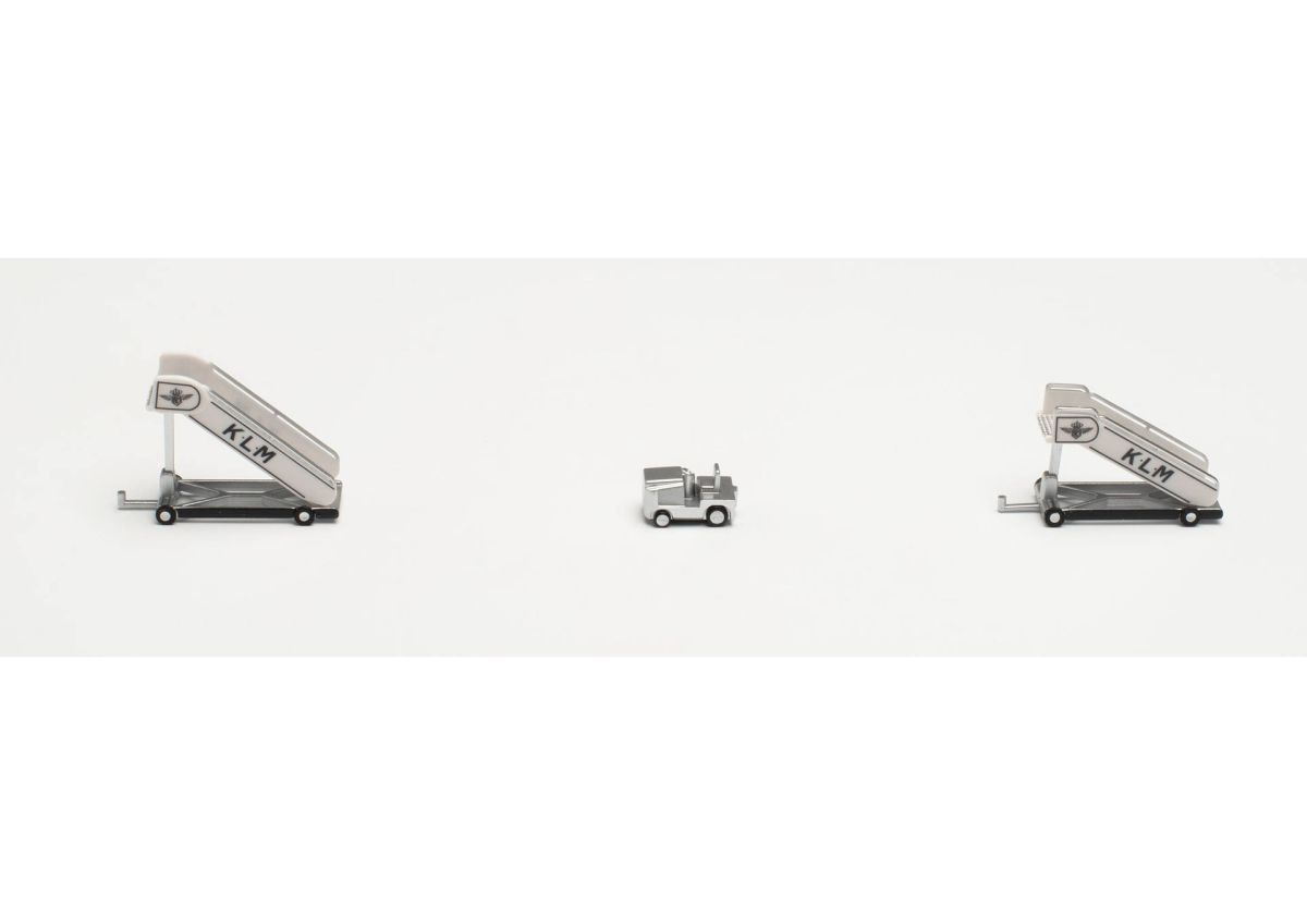Herpa 571883 - KLM Passagier Treppen (2) mit Zugfahrzeug (1) | Modellbahn | Modelleisenbahn