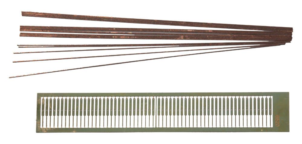 Heki H0 (1:87) 6520 - Metallgeländer H0, 60 Pfosten, 20 Kupferdrähte á 20 cm | Modellbahn | Modelleisenbahn