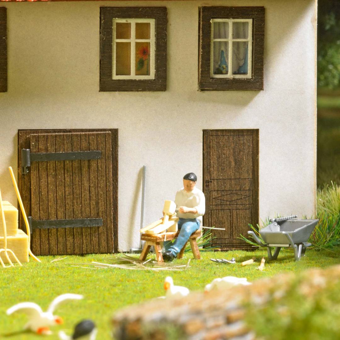Busch H0 (1:87) 79855 - Action Set: Holzschnitzer | Modellbahn | Modelleisenbahn