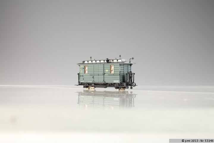 Dienstwagen mit Endbühnen und Oberlicht, DR grün