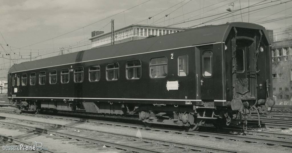 NS Bc7012 Plan N Liegewagen Berlinerblau, Betriebsnummer oben graues Dach