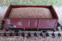 Modellbahn-Bachmann 1030703 - Sand (magnetisch) für Minitrix, für den 2-achs. off. Güterwagen Omk(u) Schwerin/ Nürnberg Größe: 32 x 16 mm