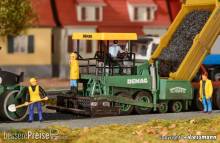 Kibri 11658 - Spur H0 DEMAG Straßendeckenfertiger DF120P SchwarzBau
