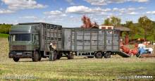 Kibri 12248 - Spur H0 Viehtransporter mit Anhänger inkl. 12 Kühe