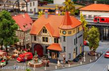 Faller 130649 - Rathaus mit Feuerwehrgarage