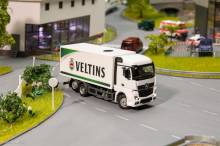 Faller 161320 - Car System Digital LKW MB Actros Streamspace Kofferaufbau Veltins Getränke (HERPA)