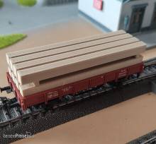 Trains4you 200243 - H0 - Balkenstapel, groß, Ladegut, 2-teilig, helles Holz