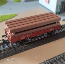 Trains4you 200244 - H0 - Balkenstapel, groß, Ladegut, 2-teilig, dunkelbraun