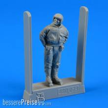 Aerobonus 480.073 - 1:48 Soviet air force fighter pilot-winter su