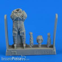 Aerobonus 480.157 - 1:48 Soviet Woman Pilot WWII with parachute