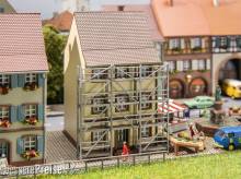 Faller 232175 - Altstadthaus mit Gerüst
