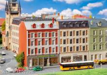 Faller 232389 - 2 sanierte Stadthäuser mit Ladengeschäften