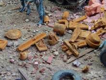 Juweela 23313 - 1:35 Metallschrott Stadt rostig 70g