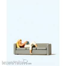 Preiser 28179 - Lesende auf Sofa