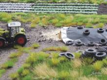 Juweela 28233 - 1:87 Silage braun mit Abdeckfolie/Reifen, 3x