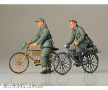 Tamiya 300035240 - 1:35 Diorama-Set Soldaten m.Fahrrad (2)