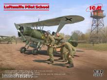 ICM 32017 - Luftwaffe Pilot School (Hs 123A (late) with crew)