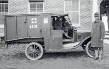 ICM 35662 - 1:35 Model T 1917 Ambulance with US Medical Personnel