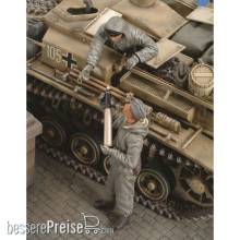 Royal Model RM143 - Stug III Crew German - WWII (Russia 43) 1+1/2 fig.