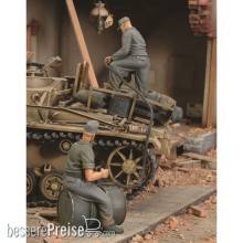 Royal Model RM154 - German crew refuelling tank-2 fig.-WWII