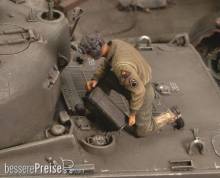 Royal Model RM165 - U.S. CREW member refuelling tank - WWII
