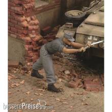 Royal Model RM178 - German tanker cranking up - WWII