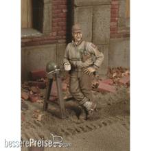 Royal Model RM193 - U.S. Soldier at break-WWII
