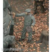 Royal Model RM525 - German tanker getting mud-camouflage-WWII