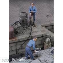 Royal Model RM580 - Men refuelling