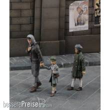Royal Model RM636 - Mother with her children
