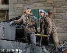 Royal Model RM675 - German tankers in winter dress loading ammo-2 fig.