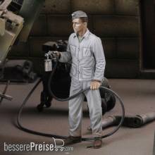 Royal Model RM758 - Soldier spray painting