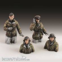 Royal Model RM830 - German tank crew in winter dress - WWII