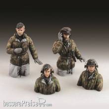 Royal Model RM831 - German tank crew in winter dress - WWII