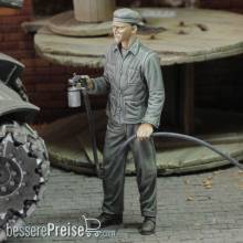 Royal Model RM836 - Soldier spray painting