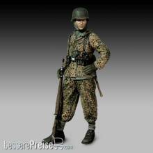 Royal Model RM922 - German soldier with rifle